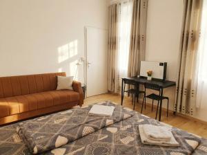 Close to City Center - Affordable Private Rooms with TV