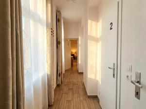 Close to City Center - Affordable Private Rooms with TV