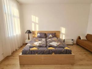 Close to City Center - Affordable Private Rooms with TV