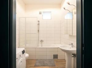 Affordable Private Rooms Close to City Center with Smart TV