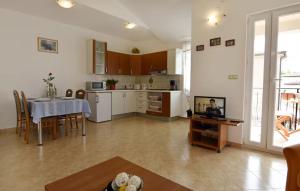Lovely poolside apartment in Tar