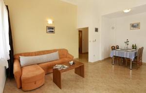 Lovely poolside apartment in Tar