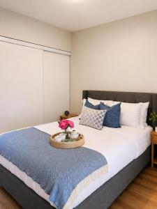 PRIME LOCATION! Steps from CN Tower and Rogers Centre, Free Parking & Rooftop Pool
