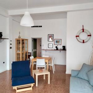 M335 - Marcelli, ampio bilocale fronte mare con balcone