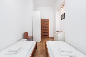 Spacious 4 Bedroom Apartment - Main Square, Planty