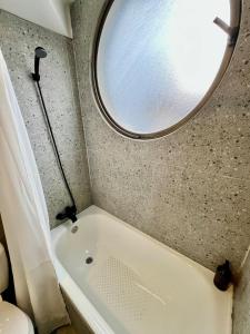 For 5, 2 bedrooms, close to París-Londres and Santa Lucía