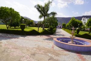 Hotel Raj Resort and Pool