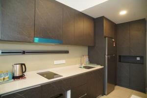 Luxury 2BR Embassy Row Atrium by RGP Homes
