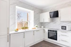 BnBNova - 2BR - West End Castle Restreat