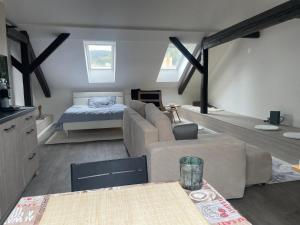 Moderný podkrovný apartmán s priznanými trámami a klimatizáciou