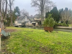 Le Douze, au bord de la rivière