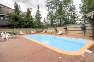 Ski Hill 32, Walk to Gondola and Main Street, Onsite Hot Tubs, Great Location
