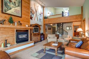 Ski Hill 32, Walk to Gondola and Main Street, Onsite Hot Tubs, Great Location