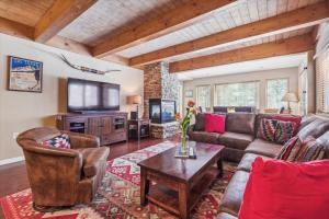 Snodallion 25: Walk to Peak 9 and Town, Fireplace, Hot Tub