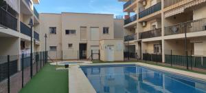 Apartamento dos habitaciones con piscina y gran terraza