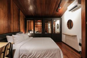 Rustic Cabin Flat at China Town 2min walk to MRT