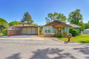 Kayaks & Boat Dock: Waterfront Home in Grove