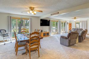 Kayaks & Boat Dock: Waterfront Home in Grove
