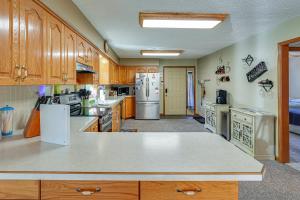 Kayaks & Boat Dock: Waterfront Home in Grove
