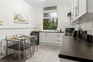 Manchester Contractor House - Fast WiFi - Sleeps 7!