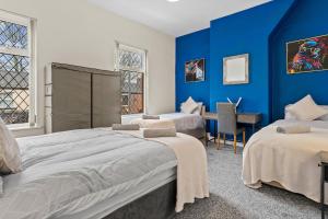 Manchester Contractor House - Fast WiFi - Sleeps 7!