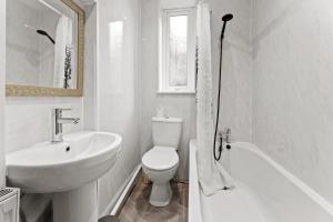 Manchester Contractor House - Fast WiFi - Sleeps 7!