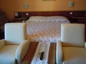 Standard Triple Room with Lake View and Balcony room in Hotel Nassa Garni