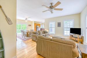 Lake Lovers Delight - Lakefront home with private dock & pool table - dogs OK