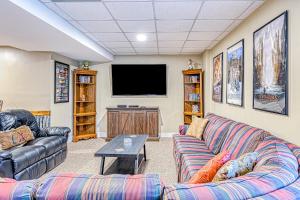 Lake Lovers Delight - Lakefront home with private dock & pool table - dogs OK