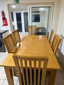 Spacious 6 Bedroom Home for Large Families & Contractors