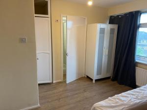 Spacious 6 Bedroom Home for Large Families & Contractors