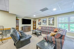 Lake Lovers Delight - Lakefront home with private dock & pool table - dogs OK