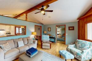 Otter Crossing - Spacious dog-friendly house wfire pit, deck, patio & grill