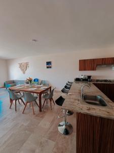 Departamento en Costa de Oro a 2 cuadras de la playa y restaurantes a 5 minutos de wtc y centros comerciales 2 habitaciones 3 camas y 2 baños