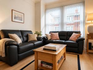 High-Standard 3BR Home, Free Parking, Sleeps 5