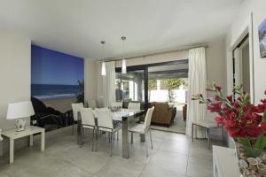 Villa Monaco, beachfront, private swimming pool 30m from the beach