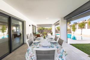 Villa Monaco, beachfront, private swimming pool 30m from the beach