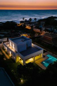 Villa Monaco, beachfront, private swimming pool 30m from the beach