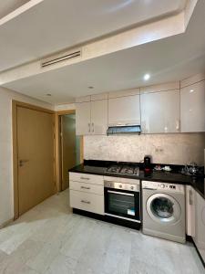 RES Appartement Contemporain & Raffiné - Quartier Guéliz - Tout à Pied - Parking - Wifi - Netflix