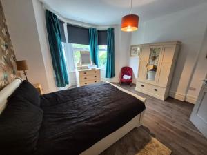 Croydon, victorian garden maisonette, free parking, Gatwick accessible