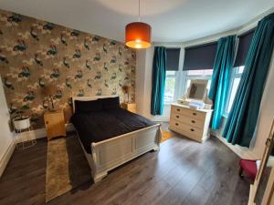 Croydon, victorian garden maisonette, free parking, Gatwick accessible