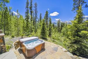 The Great Escape with Amazing Views and Private Hot Tub