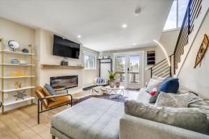 Experience breathtaking mountain views at Tenmile Viewhouse
