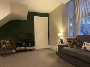 Bright Victorian flat in Manor Park, East London