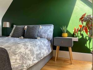 Bright Victorian flat in Manor Park, East London