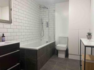 Bright Victorian flat in Manor Park, East London