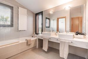 Family Home Pool & Beach, Port Aventura, BBQ, Bonmont Golf