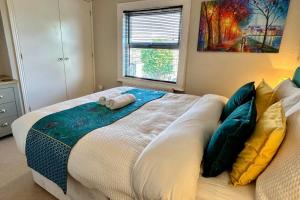 Character Bedford Apartment with Two Bedrooms