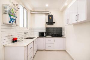 Santa Fe 1BHK Cityview by Homeyhuts