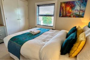 Character Bedford Apartment with Two Bedrooms
